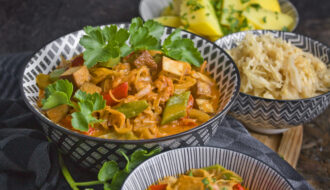 Klassiker in vegan – Szegediner Tofu-Gulasch