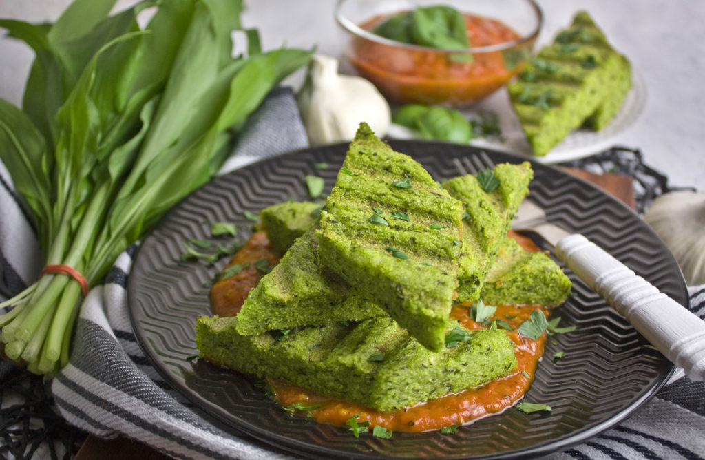 Bärlauch-Polenta-Schnitten mit Tomaten-Sauce | Toastenstein