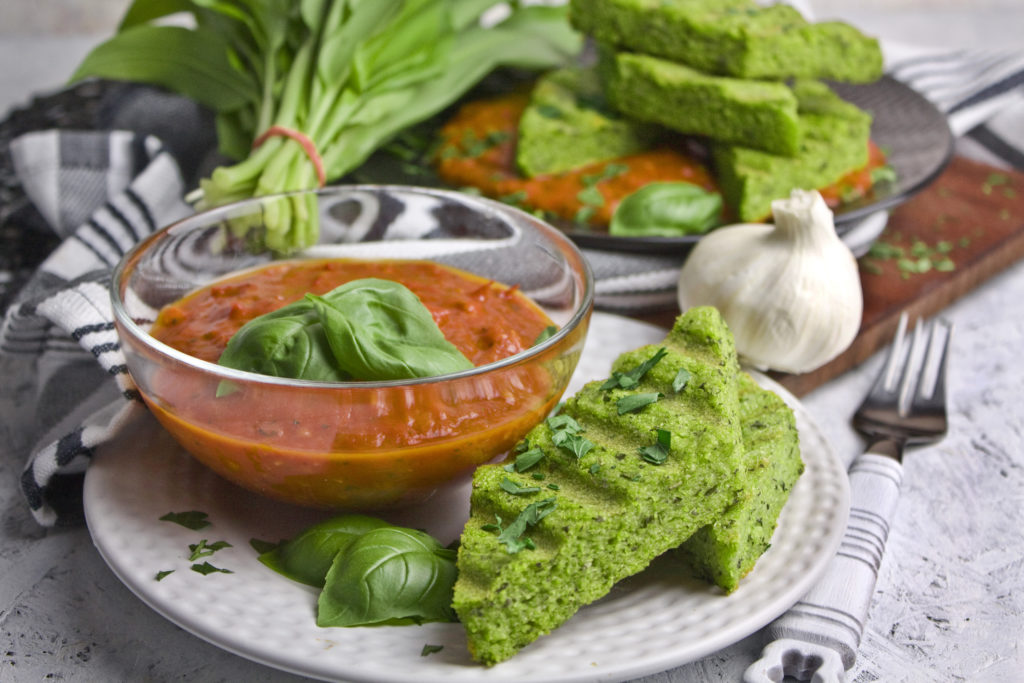 Bärlauch-Polenta-Schnitten mit Tomaten-Sauce | Toastenstein