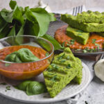 Bärlauch-Polenta-Schnitten mit Tomaten-Sauce