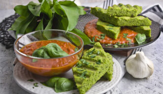 Bärlauch-Polenta-Schnitten mit Tomaten-Sauce