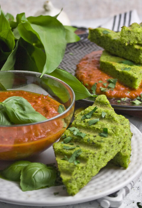 Bärlauch-Polenta-Schnitten mit Tomaten-Sauce