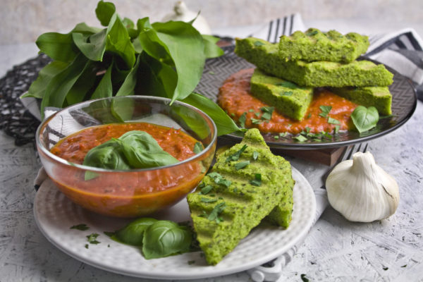 Bärlauch-Polenta-Schnitten mit Tomaten-Sauce Bärlauch-Polenta-Schnitten mit Tomaten-Sauce