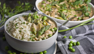Cremiger Spargel-Pilz-Topf mit Erbsen