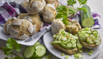 Frisch gebackene Kartoffel-Dill-Brötchen