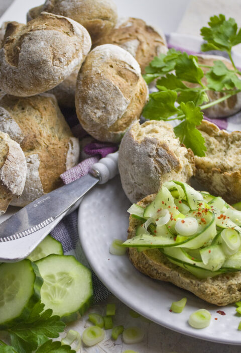 Frisch gebackene Kartoffel-Dill-Brötchen