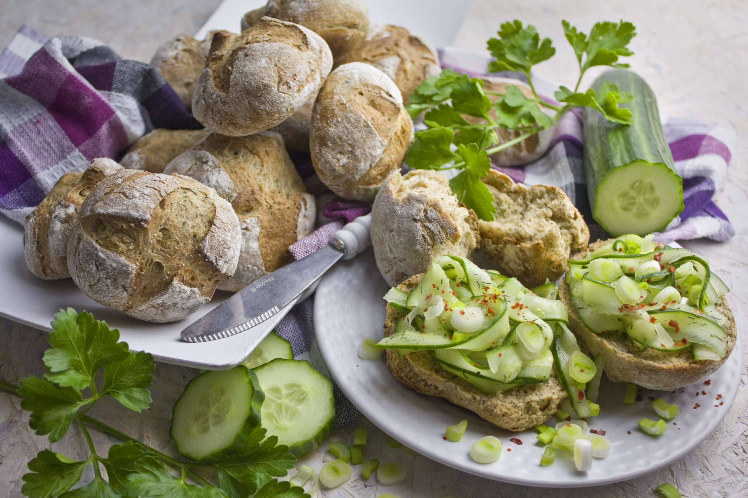 Frisch gebackene Kartoffel-Dill-Brötchen