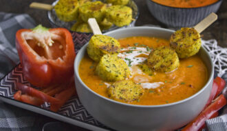 Paprika-Karotten-Suppe mit Polenta-Talern