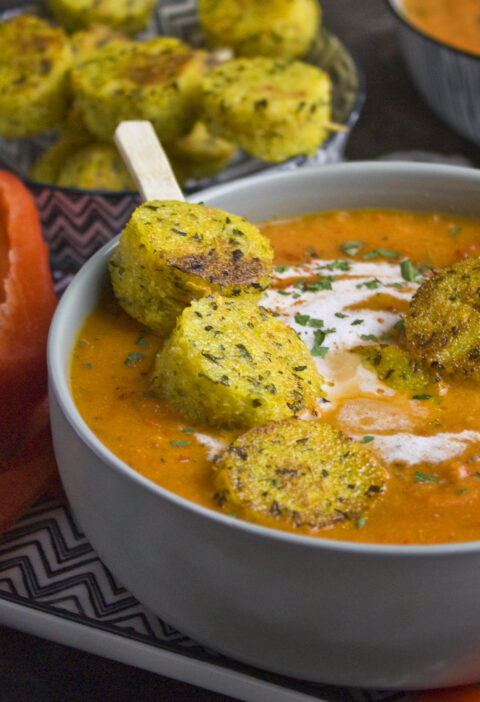 Paprika-Karotten-Suppe mit Polenta-Talern