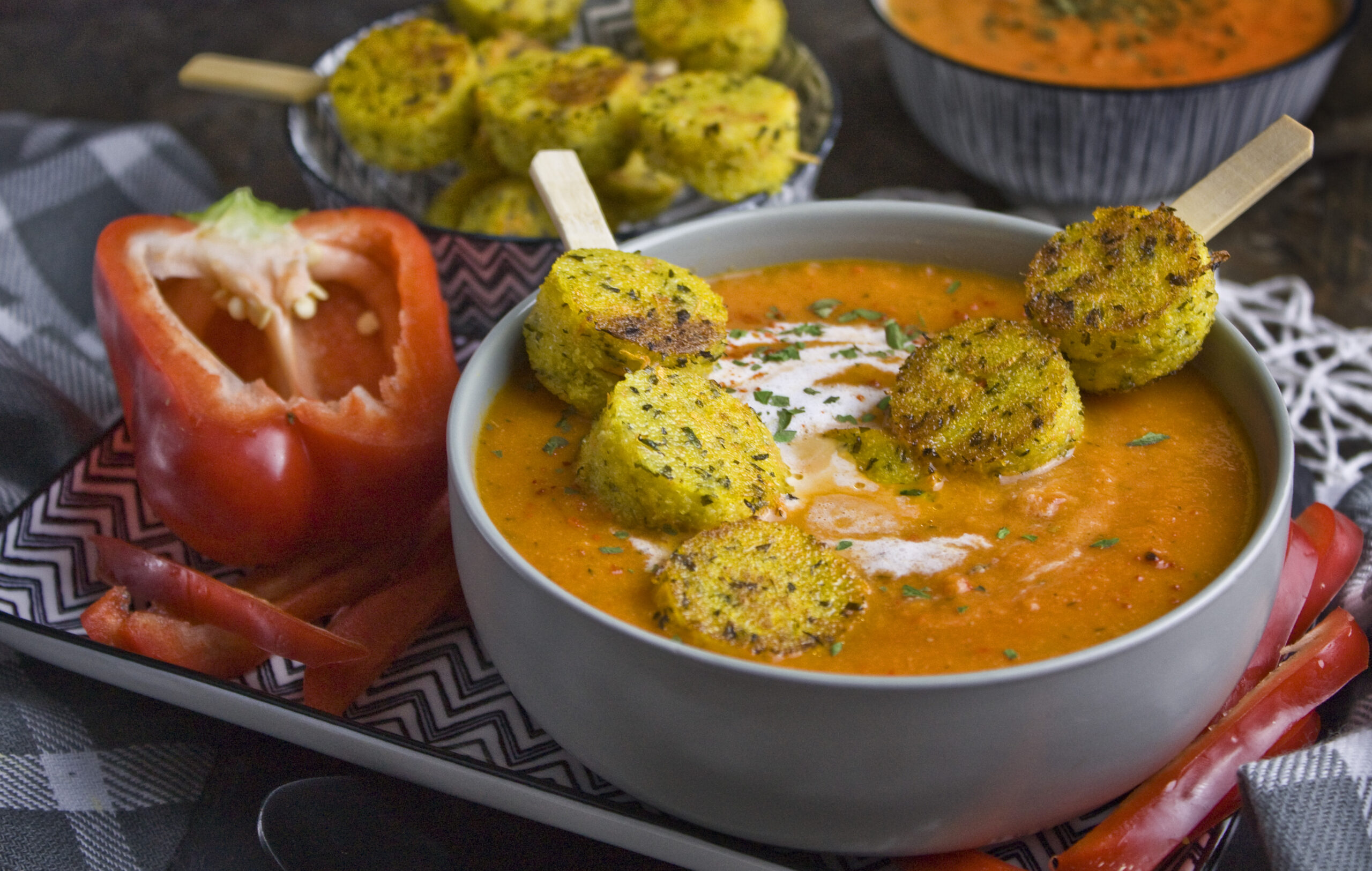 Paprika-Karotten-Suppe mit Polenta-Talern