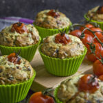 Herzhafte und fluffige Rucola-Bärlauch-Muffins