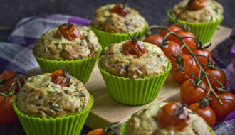 Herzhafte und fluffige Rucola-Bärlauch-Muffins