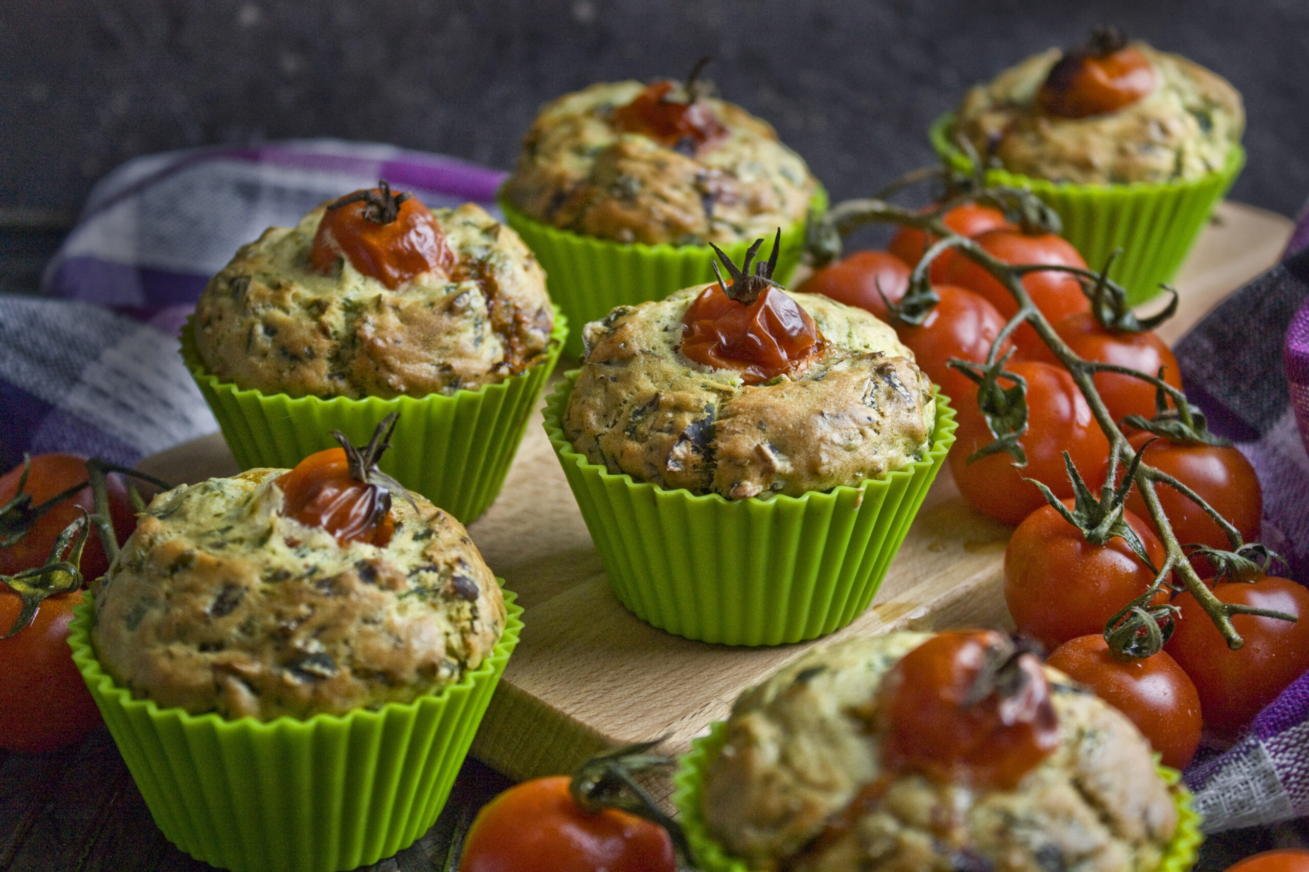 Herzhafte und fluffige Rucola-Bärlauch-Muffins