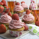 Sommerliche Erdbeer-Rhabarber-Cupcakes | Toastenstein