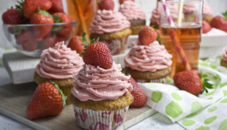 Sommerliche Erdbeer-Rhabarber-Cupcakes | Toastenstein
