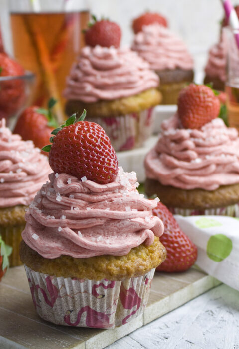 Sommerliche Erdbeer-Rhabarber-Cupcakes | Toastenstein