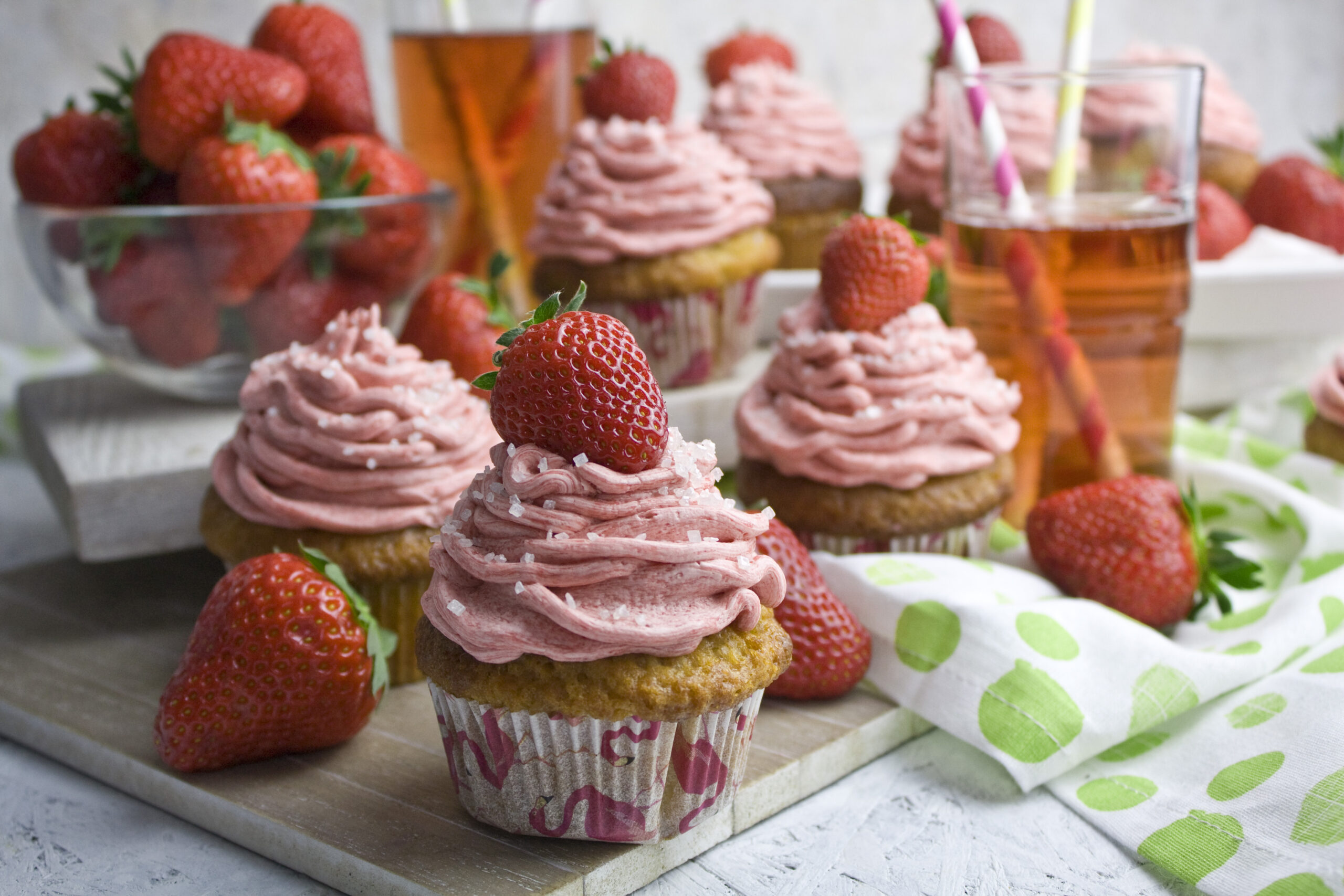 Sommerliche Erdbeer-Rhabarber-Cupcakes - Toastenstein.com