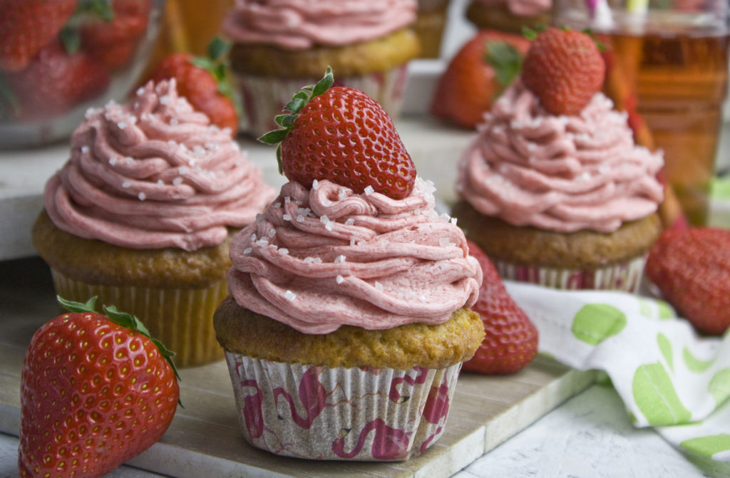 Sommerliche Erdbeer-Rhabarber-Cupcakes - Toastenstein.com