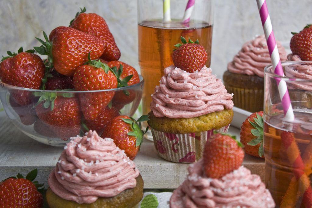 Sommerliche Erdbeer-Rhabarber-Cupcakes | Toastenstein