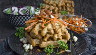 feurige kimchi-waffeln mit karotten
