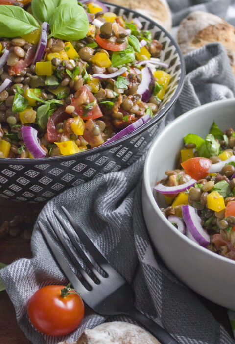 Mediterraner Linsensalat mit Tomaten und Basilikum | Toastenstein