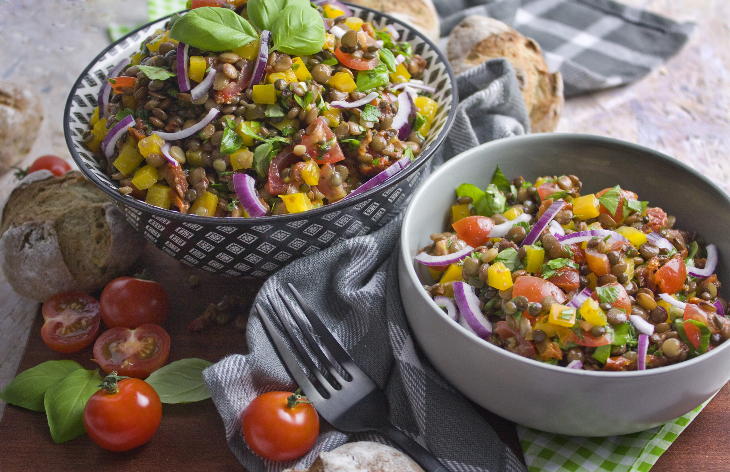 Mediterraner Linsensalat mit Tomaten und Basilikum | Toastenstein