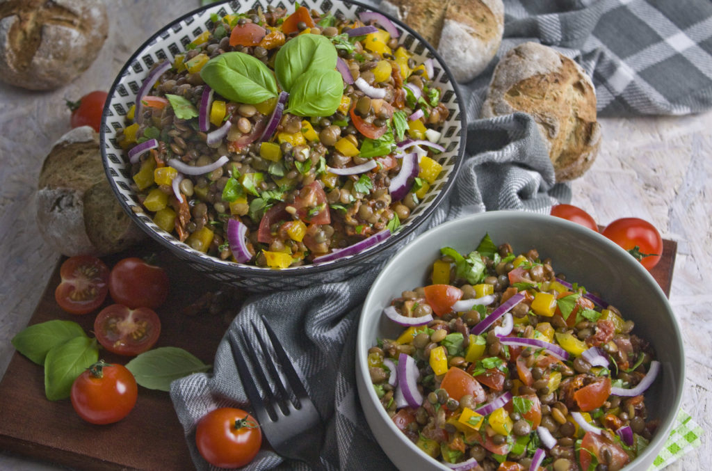 Mediterraner Linsensalat mit Tomaten und Basilikum | Toastenstein