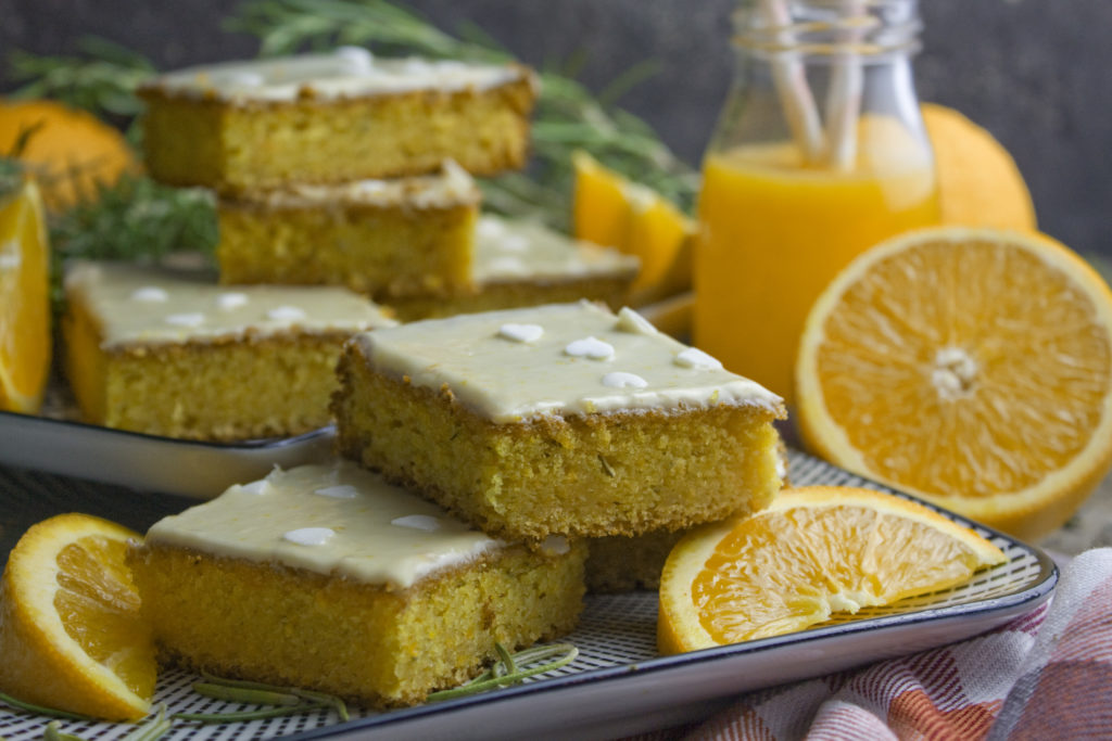 Orangen-Rosmarin-Blondies mit Joghurt | Toastenstein