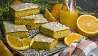 Orangen-Rosmarin-Blondies mit Joghurt | Toastenstein