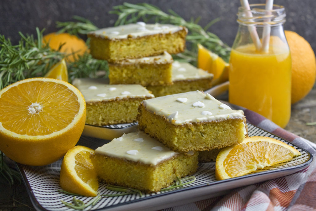 Orangen-Rosmarin-Blondies mit Joghurt | Toastenstein