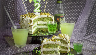 Happy Birthday! Absinth-Pistazien-Torte mit weißer Schoko-Mousse | Toastenstein