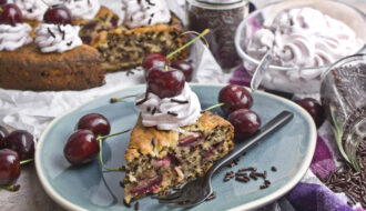 Veganer Ameisenkuchen mit frischen Kirschen | Toastenstein
