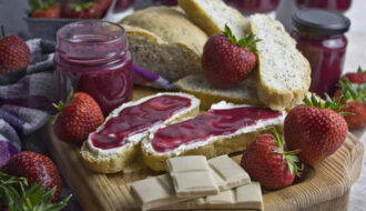 Blaubeer-Erdbeer-Aufstrich mit weißer Schokolade | Toastenstein