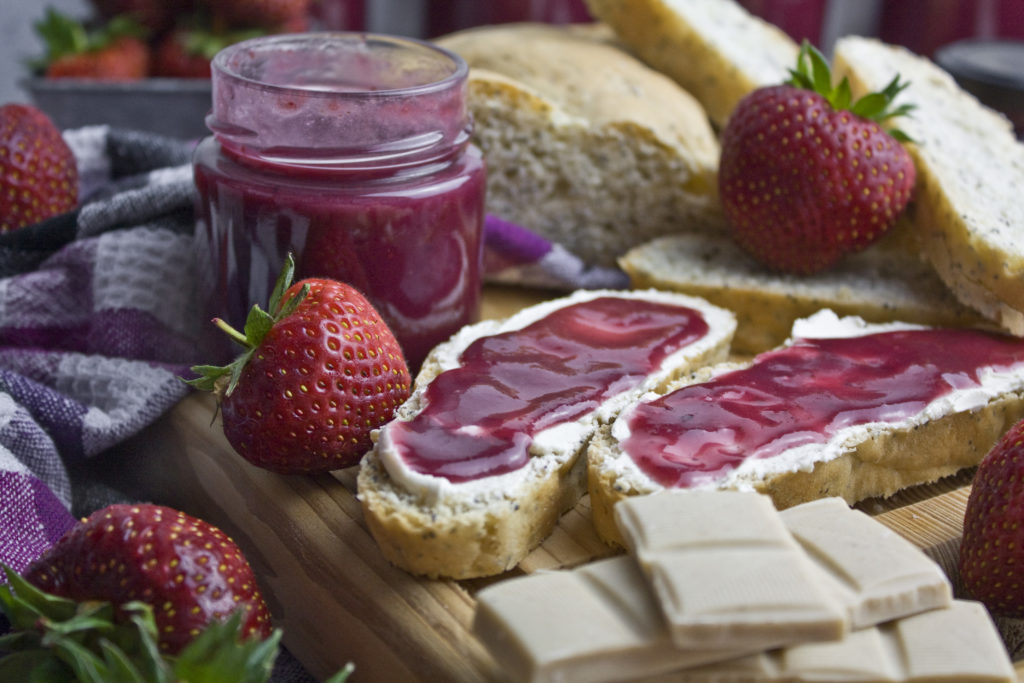 Blaubeer-Erdbeer-Aufstrich mit weißer Schokolade | Toastenstein