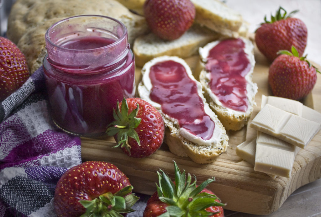 Blaubeer-Erdbeer-Aufstrich mit weißer Schokolade | Toastenstein