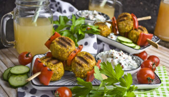 Gegrillte Curry-Knödel mit Gurken-Raita | Toastenstein