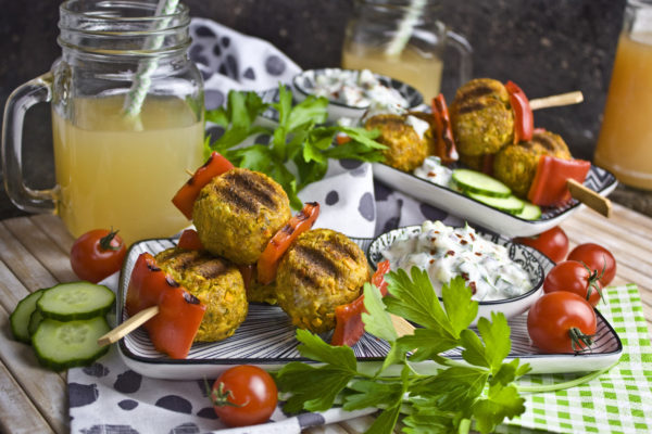 Gegrillte Curry-Knödel mit Gurken-Raita | Toastenstein Gegrillte Curry-Knödel mit Gurken-Raita | Toastenstein