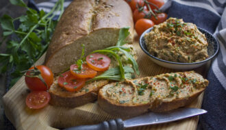 Rucola-Tofu-Aufstrich mit getrockneten Tomaten | Toastenstein