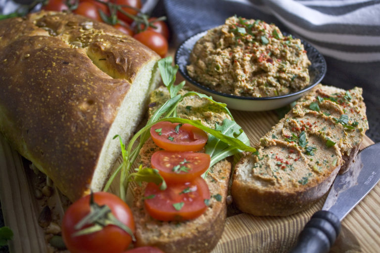 Rucola-Tofu-Aufstrich mit getrockneten Tomaten - Toastenstein.com