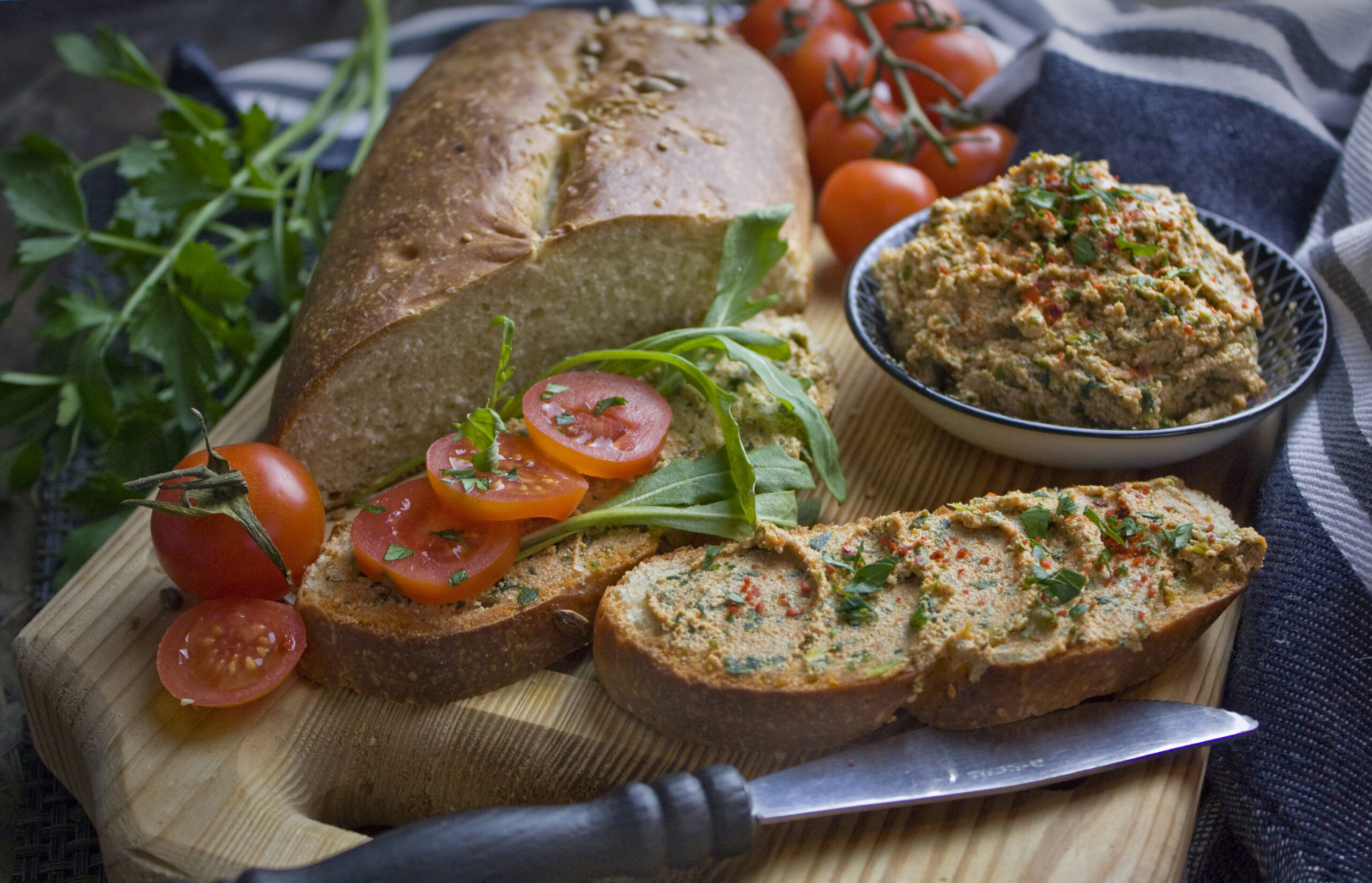 Rucola-Tofu-Aufstrich mit getrockneten Tomaten - Toastenstein.com