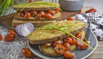 Croque Monsieur mit marinierten Tomaten | Toastenstein