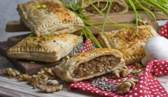 Herzhafte Linsen-Nuss-Strudel mit Pilzen | Toastenstein
