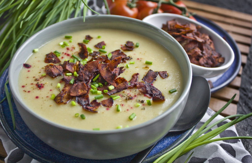 Milde Blumenkohl-Käse-Suppe mit Kokos-Bacon - Toastenstein.com