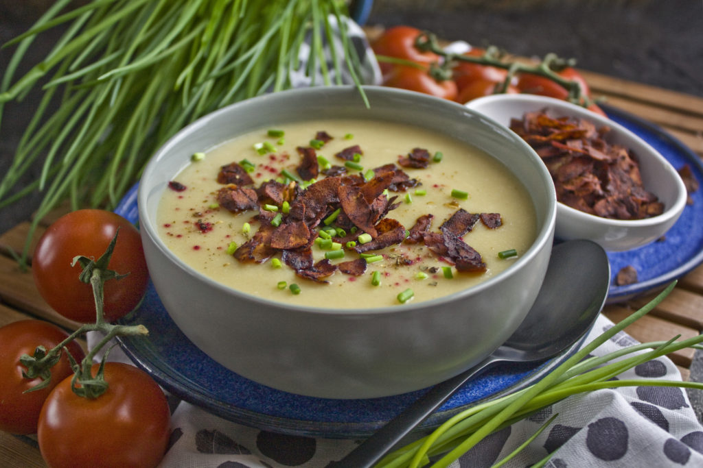 Milde Blumenkohl-Käse-Suppe mit Kokos-Bacon - Toastenstein.com