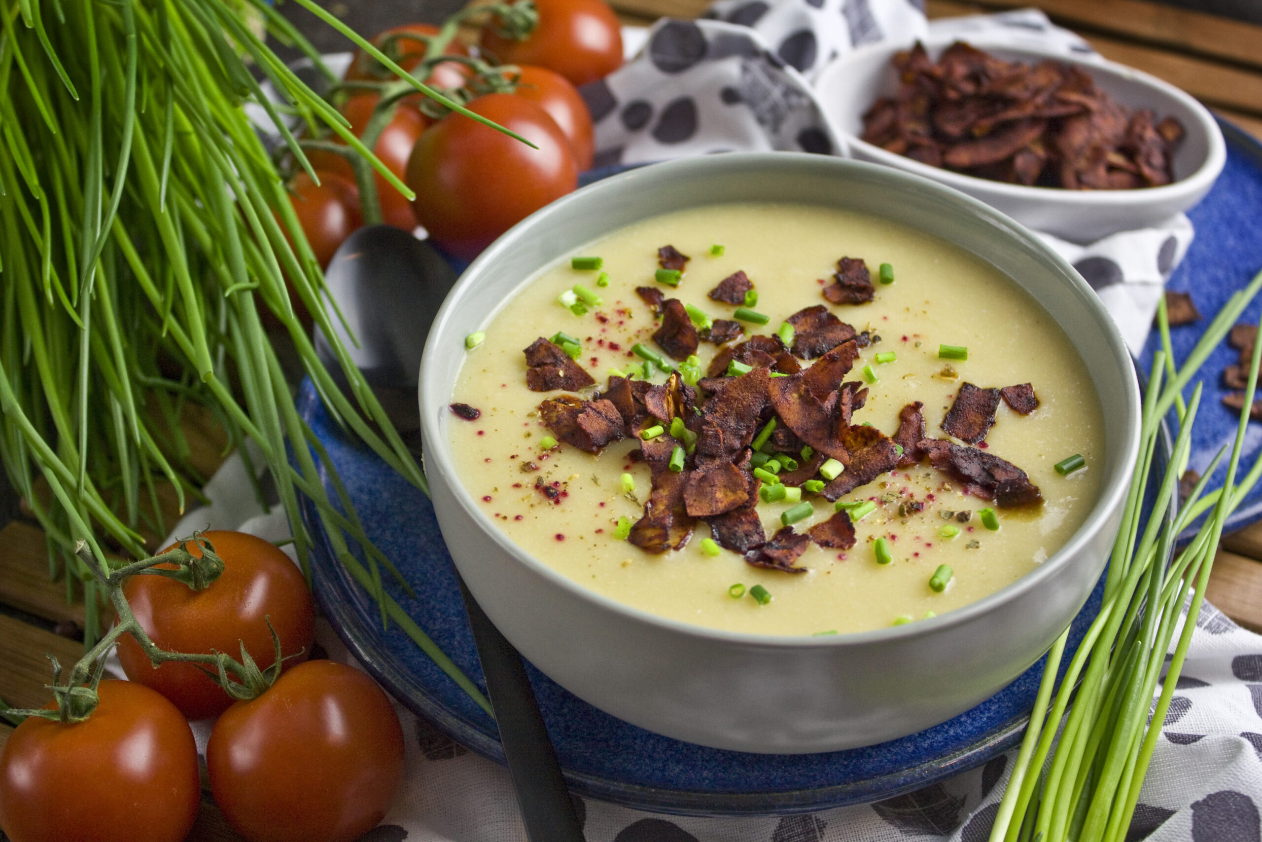 Milde Blumenkohl-Käse-Suppe mit Kokos-Bacon - Toastenstein.com