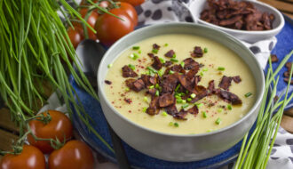 Milde Blumenkohl-Suppe mit Kokos-Bacon | Toastenstein