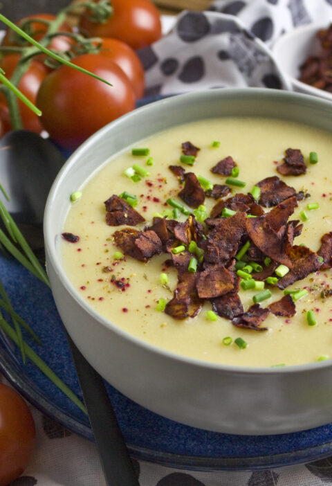 Milde Blumenkohl-Suppe mit Kokos-Bacon | Toastenstein