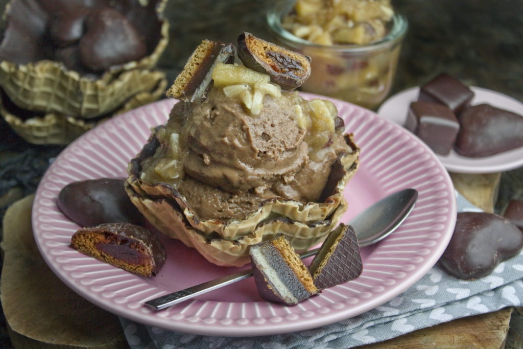 Lebkuchen-Eis mit Bratapfel-Kompott - Toastenstein.com