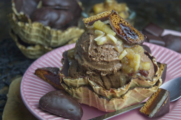 Lebkuchen-Eis mit Bratapfel-Kompott | Toastenstein Lebkuchen-Eis mit Bratapfel-Kompott | Toastenstein