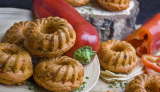 Fluffige Paprika-Zwiebel-Gugelhupfe | Toastenstein